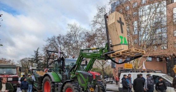 Rolnicy zablokowali w poniedziałek dostęp do elektrowni atomowej w Tarn-et-Garonne w południowo-zachodniej Francji. W kraju zaostrzają się protesty przeciw niskim cenom skupu i unijnej polityce rolnej. Przywódcy protestów grożą ich dalszym rozszerzeniem.