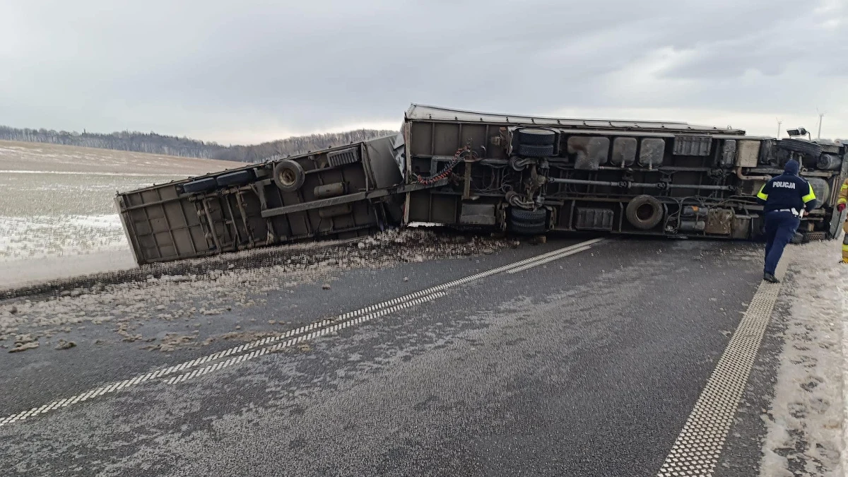 Ciężarówka blokowała obwodnicę Bolkowa (Dolnośląskie) na drodze krajowej nr 3. Pojazd został przewrócony przez silne podmuchy wiatru. 

