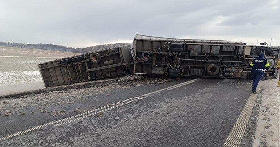 Ciężarówka blokowała obwodnicę Bolkowa (Dolnośląskie) na drodze krajowej nr 3. Pojazd został przewrócony przez silne podmuchy wiatru. 
