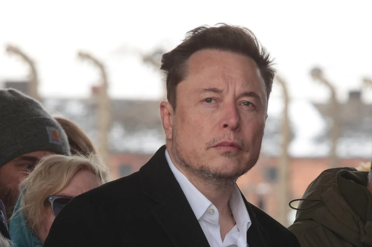 Elon Musk przebywa z wizytą w Muzeum Auschwitz-Birkenau. Stamtąd pojedzie do Krakowa, gdzie weźmie udział w dyskusji z amerykańskim publicystą Benem Shapiro na temat antysemityzmu w internecie.