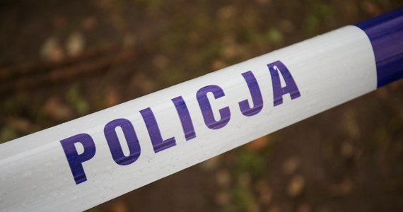 Tragedia pod Ząbkowicami Śląskimi na Dolnym Śląsku. W jednym z domów w miejscowości Brodziszów policjanci znaleźli ciało mężczyzny oraz ranną kobietę. Trafiła ona do szpitala. 
