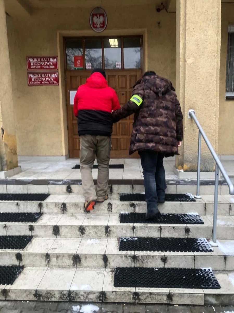 Mężczyzna podejrzewany o zniszczenie pomnika na terenie Muzeum KL Plaszow został zatrzymany. 36-latek przyznał się do winy. Tłumaczył swoje zachowanie wypiciem zbyt dużej ilości alkoholu i twierdził, że nie miał świadomości, co robi.