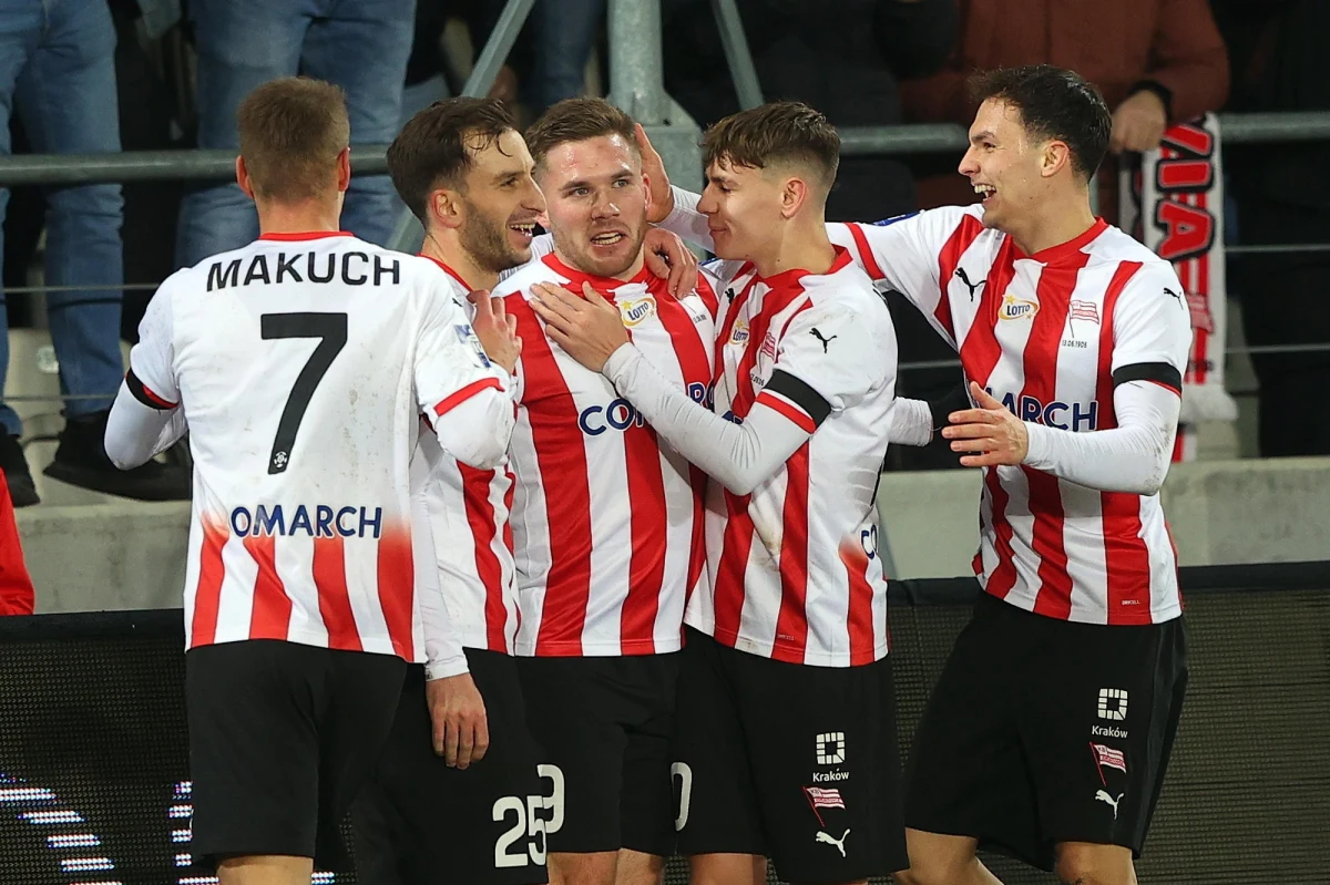 ​Mateusz Dróżdż został nowym prezesem Cracovii - poinformował krakowski klub, posiadający zespoły w najwyższych klasach rozgrywkowych w piłce nożnej i hokeju na lodzie. Decyzja o powołaniu prezesa zapadła na zgromadzeniu zarządu Rady Nadzorczej MKS Cracovia SSA.