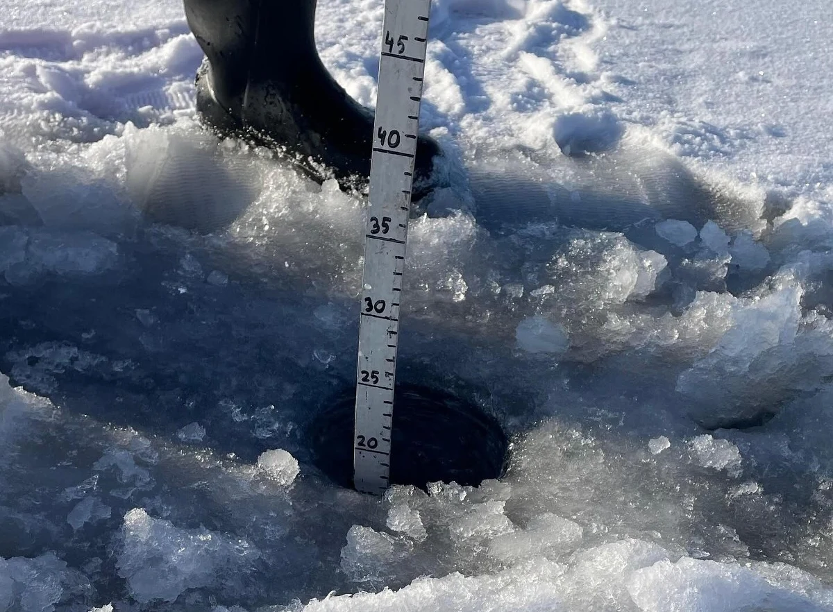 Ratownicy Mazurskiego Ochotniczego Pogotowia Ratunkowego sprawdzili grubość lodu na dwunastu akwenach na szlaku Wielkich Jezior Mazurskich. Pokrywa lodowa ma w niektórych miejscach nawet kilkanaście centymetrów, ale jak podkreślają ratownicy nie ma czegoś takiego jak bezpieczny lód. Tym bardziej, że zaczęła się odwilż i lód nie jest już jednolity.