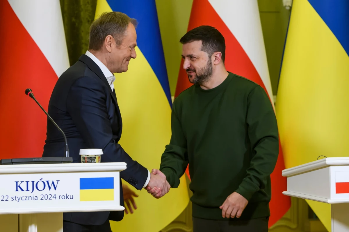 Nie ma bezpiecznej Polski i Europy bez niepodległej Ukrainy. Dlatego trzeba zrobić wszystko, żeby Ukraina utrzymała integralność i niepodległość - powiedział premier Donald Tusk w Kijowie. Szef polskiego rządu złożył hołd poległym w wojnie z Rosją przed murem pamięci bohaterów Ukrainy. Rozmawiał też z prezydentem Ukrainy Wołodymyrem Zełenskim i premierem Denysem Szmyhalem.