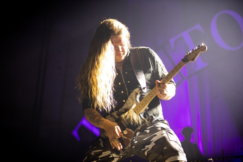 Po siedmiu latach wspólnego grania gitarzysta Tommy Johansson opuścił szeregi szwedzkiej grupy Sabaton. Johansson grał w popularnej powermetalowej formacji z Falun od 2016 roku. 