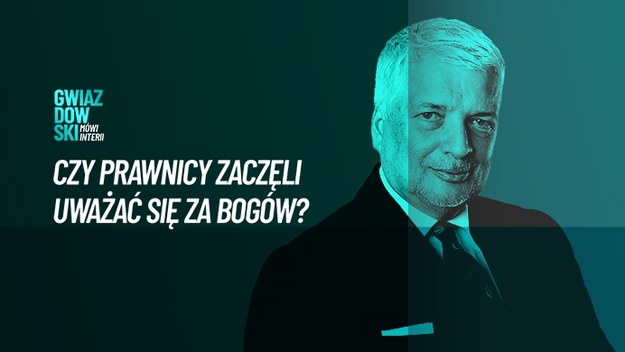 - Zajęliśmy miejsce lekarzy (…) Za bogów robią prawnicy, którzy potrafią stworzyć coś z niczego: piszą jakiś przepis i słowo ciałem się staje. A potem – najgorsze jest to – że zaczynają ten przepis interpretować. I się robi coraz śmieszniej. W tym kontekście przypomnieli mi się rzymscy juryści – mówi Robert Gwiazdowski w najnowszym odcinku podcastu video „Gwiazdowski mówi Interii”. Będzie jednak nie tylko o odległych czasach, ale i o tym, co dzieje się obecnie w Polsce.
- Podobieństwa nie będą przypadkowe a niektóre są nawet zamierzone – dodaje.

 