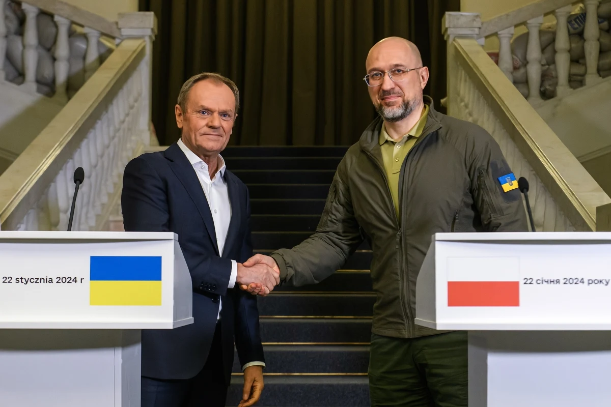 "Dzisiaj rozmawiamy o resecie relacji rządów Ukrainy i Polski" - powiedział premier Ukrainy Denys Szmyhal podczas wspólnej konferencji prasowej z Donaldem Tuskiem, który udał się z wizytą do Kijowa. Polski premier podkreślił, że jego priorytetem jest "odnalezienie języka, w którym obie strony rozumieją, o co im tak naprawdę chodzi, co mają wspólnego, gdzie pojawia się konflikt interesów i jak go rozwiązać". Premierzy Polski i Ukrainy mówili również o nowych płaszczyznach współpracy pomiędzy Warszawą i Kijowem.