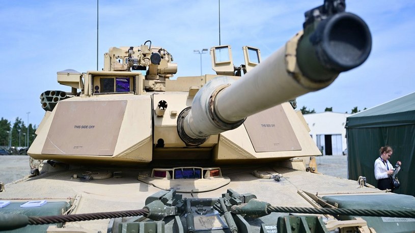 Siły Zbrojne Ukrainy opublikowały wyśmienity materiał filmowy, który ujawnia proces szkoleń ukraińskich żołnierzy na amerykańskich czołgach M1 Abrams w Ukrainie.