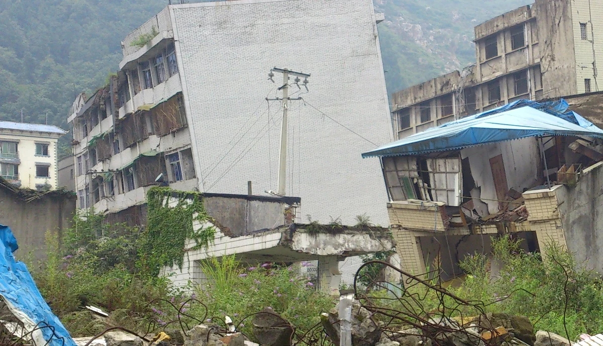Trzęsienie ziemi o magnitudzie 7,1 st. nawiedziło we wtorek nad ranem słabo zaludniony rejon Xinjiang, w zachodnich Chinach. Według wstępnych informacji lokalnych władz 120 domów legło w gruzach, a sześć osób zostało rannych.