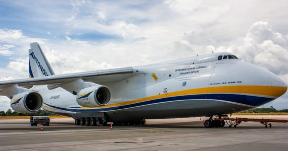 Niezwykły "gość" wylądował na łódzkim lotnisku. AN-124 Rusłan to największy samolot transportowy na świecie. Należy do linii Antonov Airlines. 