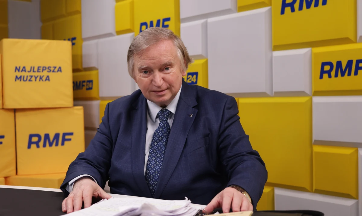 Mariusz Kamiński i Maciej Wąsik, mimo że skazani prawomocnym wyrokiem przebywają w więzieniu, są w przekonaniu prof. Ryszarda Piotrowskiego posłami. "Próba stwierdzenia wygaśnięcia mandatu podjęta w Sejmie była usiłowaniem nieudolnym" - stwierdził gość Porannej rozmowy w RMF FM. Zdaniem konstytucjonalisty, powołującego się na Sąd Najwyższy, prezydent w 2015 roku nie ułaskawił właściwie Kamińskiego i Wąsika. "Sądy sądzą w sprawach karnych, a nie Trybunał Konstytucyjny. Sąd Najwyższy jest od sądzenia w sprawach karnych; stwierdził, że w tej sprawie ułaskawienie przed prawomocnym wyrokiem jest nieskuteczne" - wyjaśniał prof. Ryszard Piotrowski.