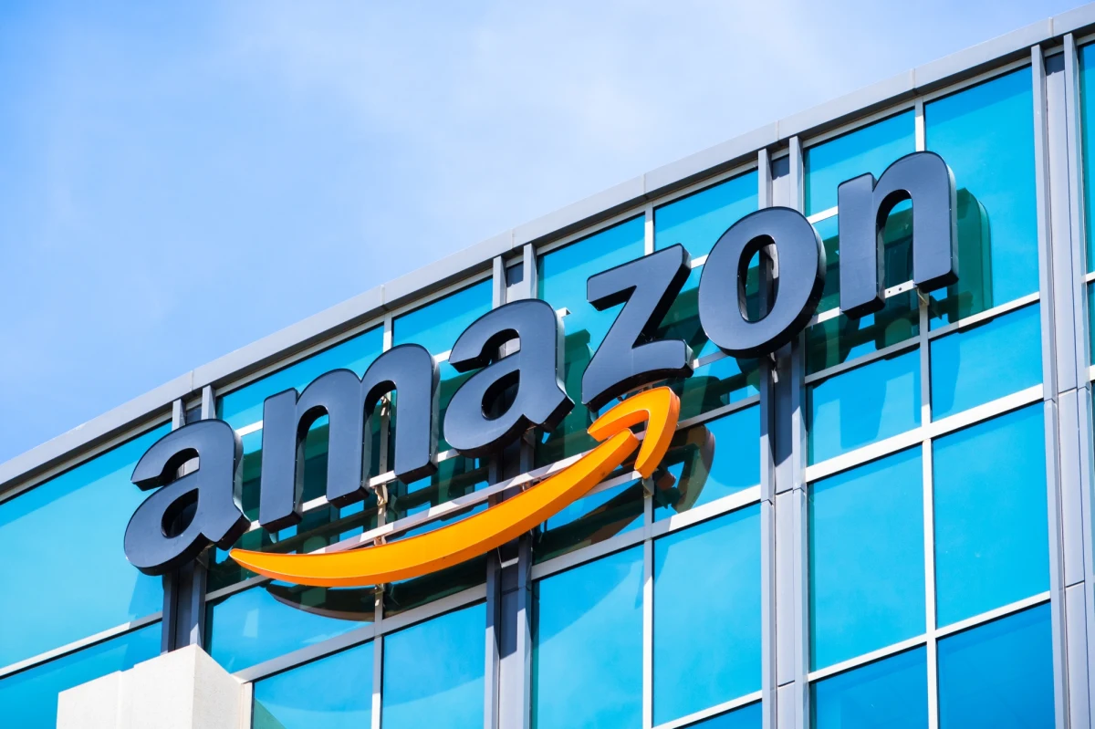 Firma Amazon France Logistique została ukarana grzywną w wysokości 32 mln euro. Jak przekazuje CNIL, fracunski organ regulacyjny, Amazon używał nadmiernie inwazyjnego systemu nadzoru pracowników.