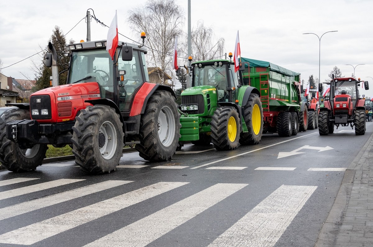 W środę w ponad 150 miejscach w całej Polsce demonstrować będą rolnicy. Wyjeżdżając traktorami i maszynami rolniczymi na drogi, będą protestować przeciwko m.in. przedłużaniu bezcłowego importu produktów rolno-spożywczych z Ukrainy. Większość protestów rozpocznie się około południa. 