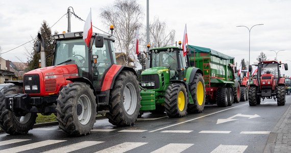 W środę w ponad 150 miejscach w całej Polsce demonstrować będą rolnicy. Wyjeżdżając traktorami i maszynami rolniczymi na drogi, będą protestować przeciwko m.in. przedłużaniu bezcłowego importu produktów rolno-spożywczych z Ukrainy. Większość protestów rozpocznie się około południa. 