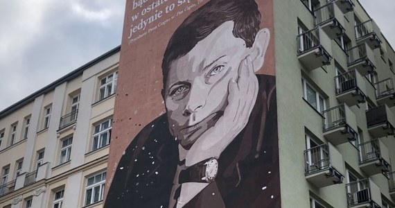 Mural przedstawiający Zbigniewa Herberta odsłonięto w centrum Warszawy przy ulicy Tamka. Jest to część obchodów przypadającej w tym roku setnej rocznicy urodzin poety.