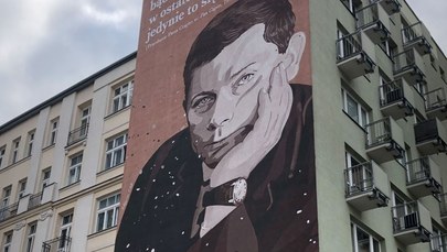 Odsłonięto mural Zbigniewa Herberta w Warszawie