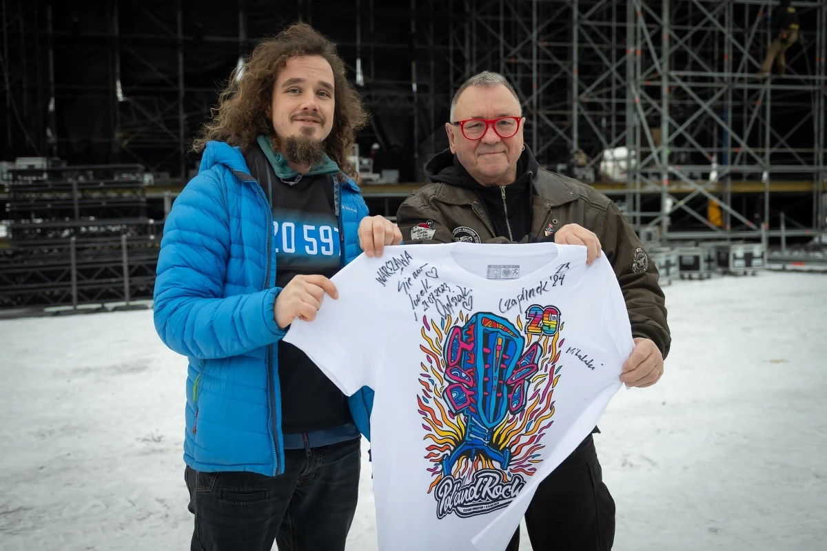 W lecie zebrał 20 tys. złotych na muzykoterapię dla pacjentów oddziału psychiatrii dziecięcej szpitala "Zdroje" w Szczecinie. Teraz chce pobić tamten wynik, wystawiając na aukcji Wielkiej Orkiestry Świątecznej Pomocy wyjątkową koszulkę. Marek Mikulski to miłośnik pieszych podróży. Gdy akurat gdzieś nie idzie, pracuje w szczecińskim oddziale RMF Maxx.