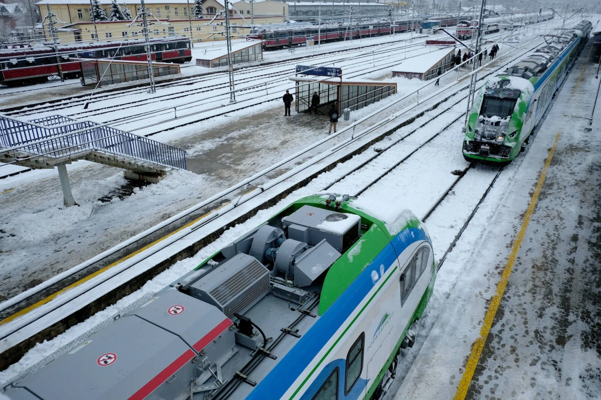 Z powodu oblodzonej sieci trakcyjnej wstrzymano o poranku ruch pociągów na linii Kraków-Rzeszów. Na trasę wysłano pociąg do odlodzenia trakcji oraz lokomotywę spalinową i elektryczną. Między Sędziszowem Małopolskim a Rzeszowem wprowadzono ruch jednotorowy. Po południu PKP poinformowało, że wraca rozkładowa organizacja ruchu.