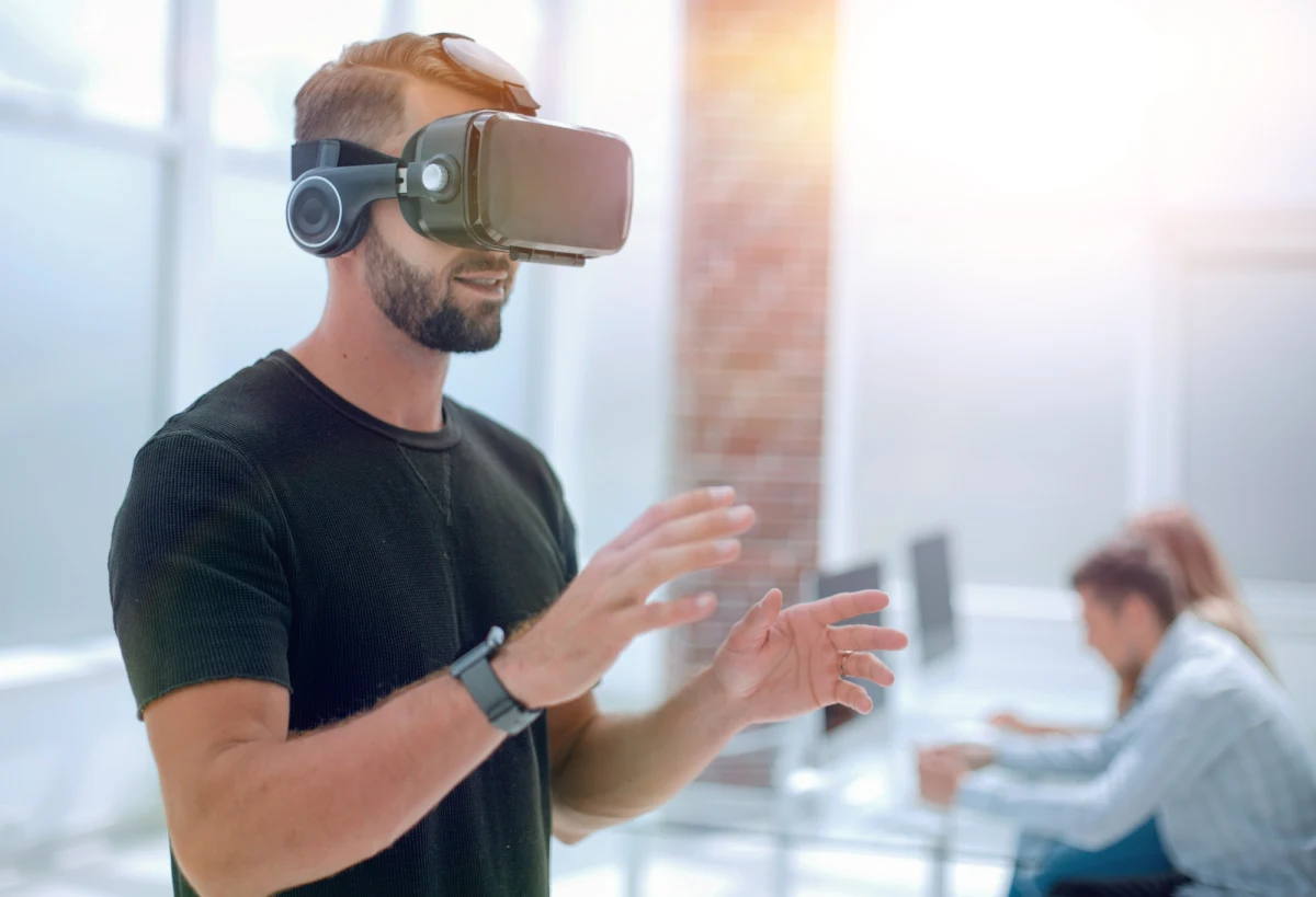 Ponad 150 tys. złotych straciło siedem osób, oszukanych przez 42-latka, którego zatrzymali policjanci z Sochaczewa. Mężczyzna namawiał kobiety w trudnej sytuacji życiowej do zaciągania kredytów i obiecywał, że instytucja pomocowa z Wrocławia, w której ma znajomości je wesprze. Tak jednak nie było.

