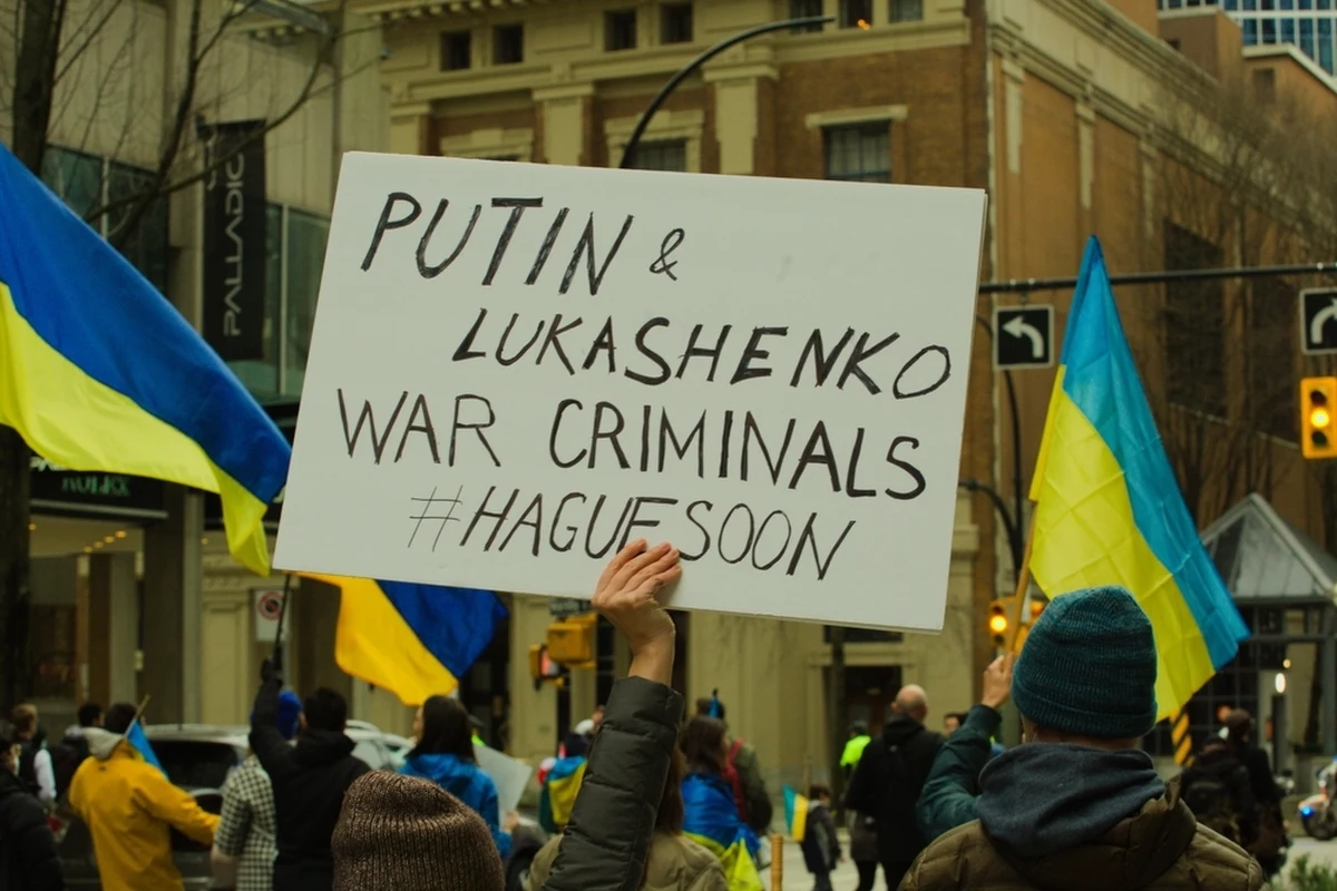 Polska i kraje bałtyckie przygotowały nowe propozycje sankcji UE wobec Rosji. Wśród nich jest zakaz importu gazu LNG i zakaz importu aluminium z Rosji oraz rozwiązania, które mają spowodować, że Moskwie trudniej będzie obchodzić sankcje.