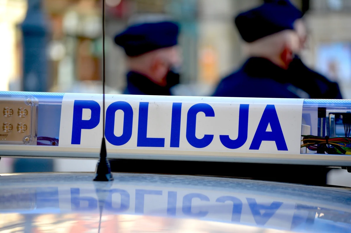 52-latek podejrzewany o pedofilię zatrzymany. Mieszkaniec Ostrowa Wielkopolskiego miał wysyłać nieletnim dziewczynkom zdjęcia intymnych części ciała i prowadzić z nimi erotyczne konwersacje. Mężczyzna przyznał się do postawionych zarzutów. Za czyny pedofilskie grozi mu do 3 lat więzienia.