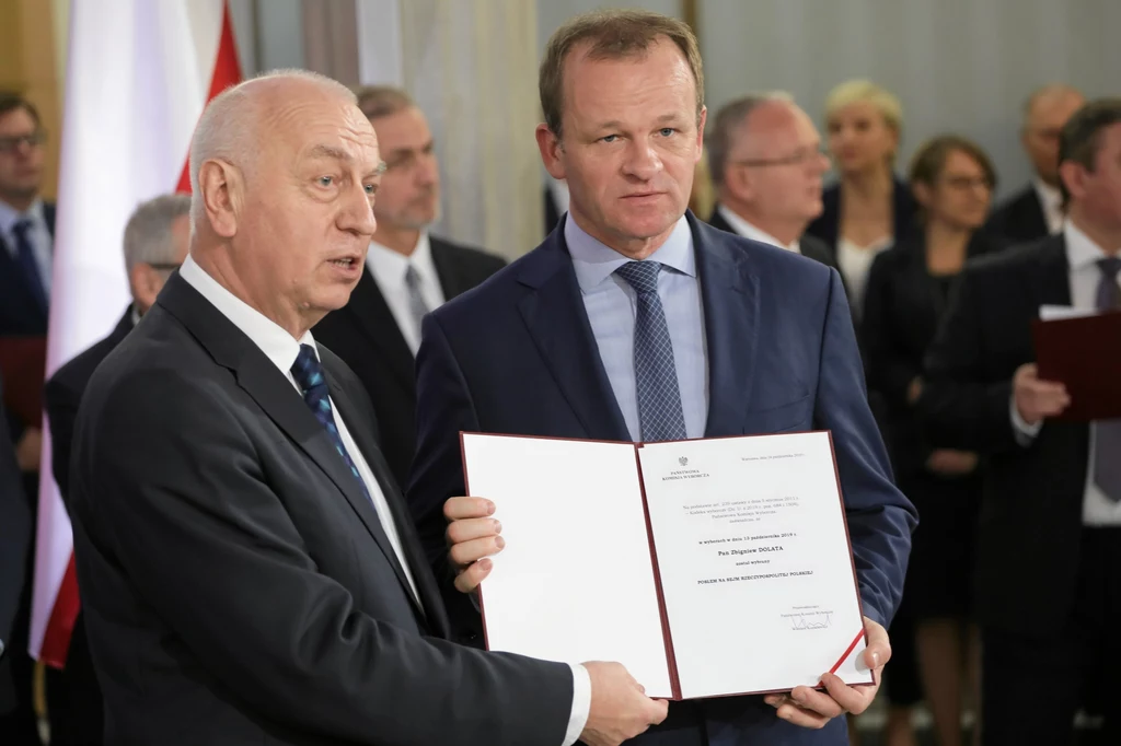 Zbigniew Dolata (z prawej) podczas uroczystości wręczenia zaświadczeń o wyborze na posła IX Kadencji