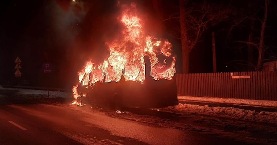 Autobus komunikacji miejskiej zapalił się w podwarszawskich Markach. Pojazd doszczętnie spłonął. Na szczęście nikomu nic się nie stało.