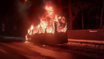 Pożar autobusu w Markach. Pojazd doszczętnie spłonął