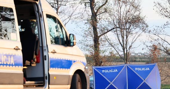 Prokuratura Okręgowa w Świdnicy wyjaśnia okoliczności rodzinnej tragedii w okolicy Ząbkowic Śląskich. 42-letni mężczyzna zaatakował nożem swoją 72-letnią matkę. Ranna kobieta uciekła i schroniła się u sąsiadów. Mężczyzna odebrał sobie życie.