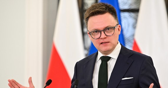 Sprawa z odwołania Macieja Wąsika nie będzie już rozpoznawana w Izbie Pracy - takiej odpowiedzi udzielił marszałkowi Sejmu prezes tej izby Piotr Prusinowski. Szymon Hołownia pytał go, na jakim etapie jest rozpoznanie skierowanego do tej izby odwołania od wygaszenia mandatu Macieja Wąsika. Pismo prof. Prusinowskiego wprost stwierdza, że w Izbie Pracy sprawa została formalnie zamknięta.