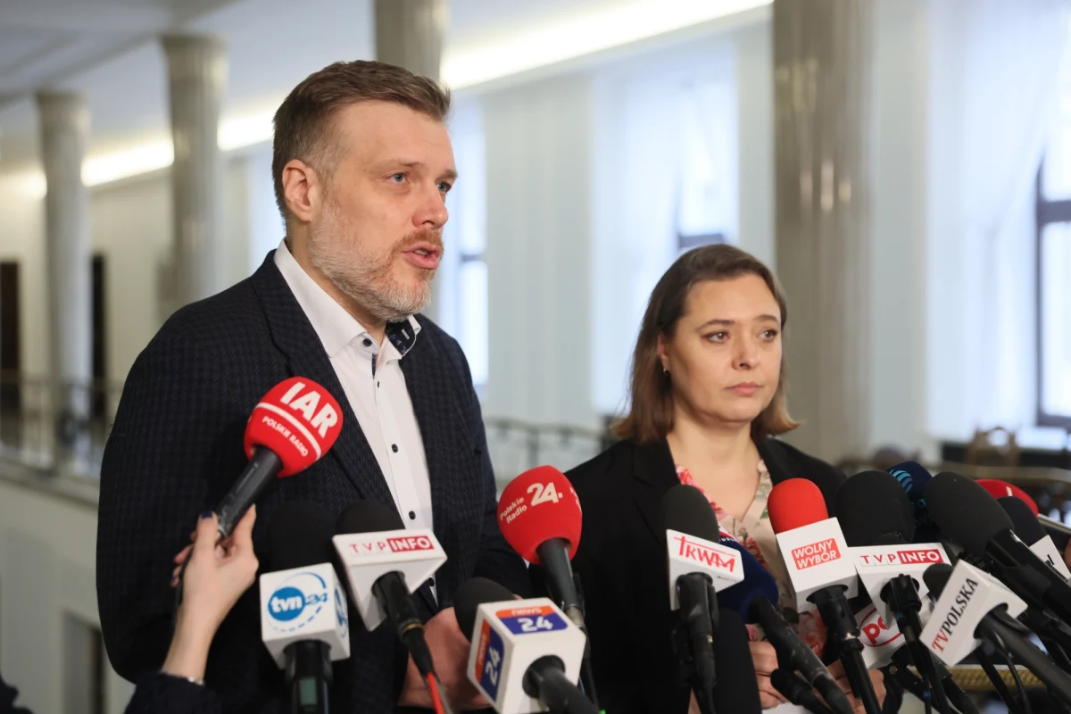 Partia Razem ma wątpliwości, czy środki z Krajowego Planu Odbudowy będą należycie dystrybuowane. Politycy zwrócili się do szefowej resortu funduszy i polityki regionalnej Katarzyny Pełczyńskiej Nałęcz o wstrzymanie podpisywania umów z operatorami dystrybucji środków wyłonionymi w konkursach.