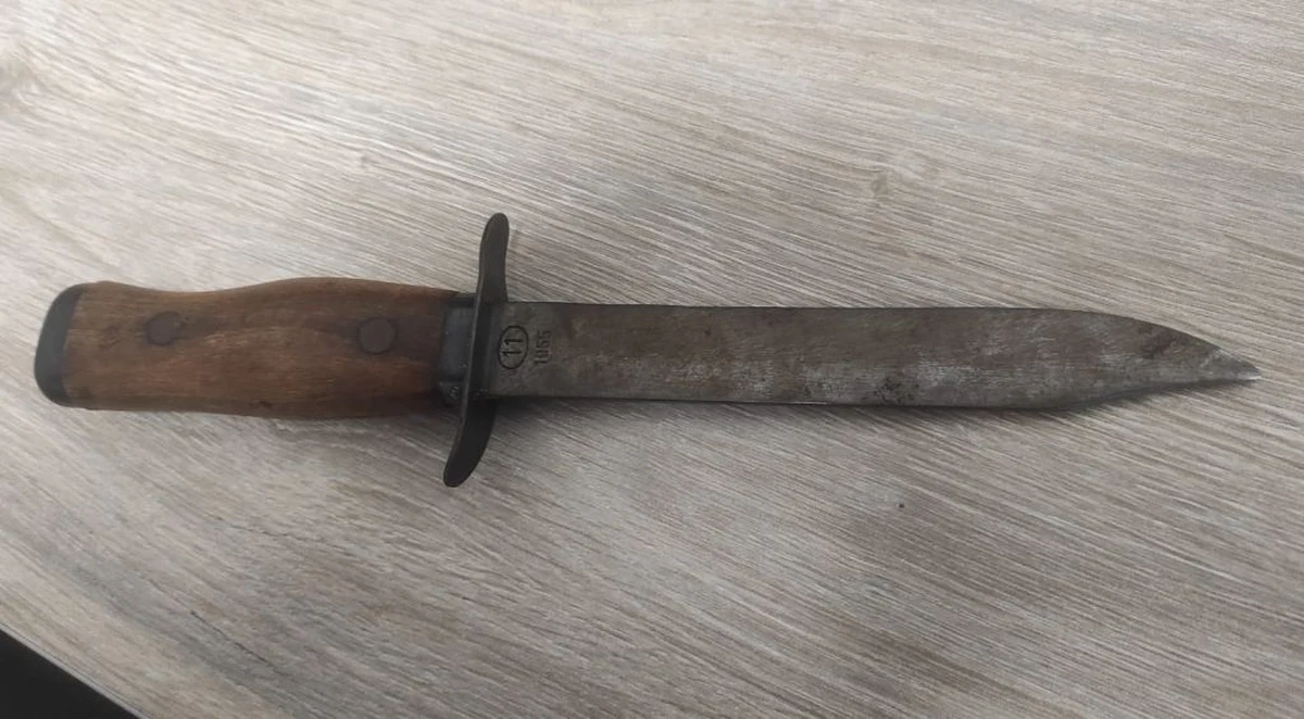 Na skrzyżowaniu w Bełchowie 75-letni rowerzysta zaatakował kierowcę. Wymachując nożem groził mu śmiercią. Został obezwładniony, a po zatrzymaniu przez policjantów usłyszał zarzuty. Grozi mu do 5 lat pozbawienia wolności.  