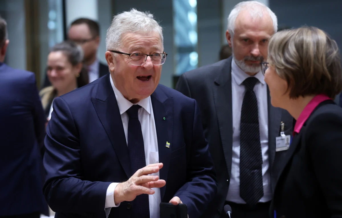 Nie było przełomu na spotkaniu unijnych ministrów rolnictwa w sprawie ograniczeń ilościowych na import z Ukrainy. Minister rolnictwa Czesław Siekierski wystąpił do UE z apelem o wyłączenie spod zasad bezcłowego handlu z Ukrainą - cukru, drobiu i jaj lub o zastosowanie do tych artykułów specjalnych środków ochronnych. "Zdania unijnych ministrów rolnictwa były podzielone" - przekazał dziennikarce RMF FM w Brukseli unijny dyplomata.