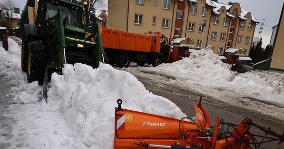 W Białymstoku rozpoczęło się wywożenie zalegającego śniegu, głównie z parkingów czy z hałd ograniczających widoczność kierowcom. Są wyznaczone specjalne miejsca, gdzie można wywozić śnieg - poinformował we wtorek w komunikacie Urząd Miejski.