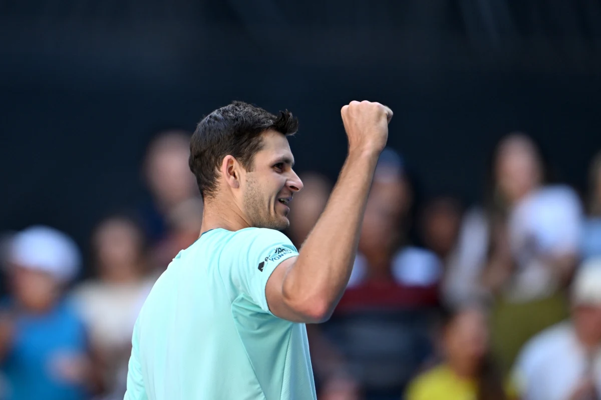 Hubert Hurkacz po 3:30 w nocy rozpocznie walkę o półfinał Australian Open. W wielkoszlemowym ćwierćfinale Polak powalczy z Rosjaninem Daniiłem Miedwiediewem. To będzie ich szósta konfrontacja na korcie. Hurkacz wygrał trzy takie spotkania. Za Miedwiediewem przemawia za to dużo większe doświadczenie w turniejach wielkoszlemowych. Rosjanin rozegrał w nich dwa razy więcej meczów od naszego tenisisty.