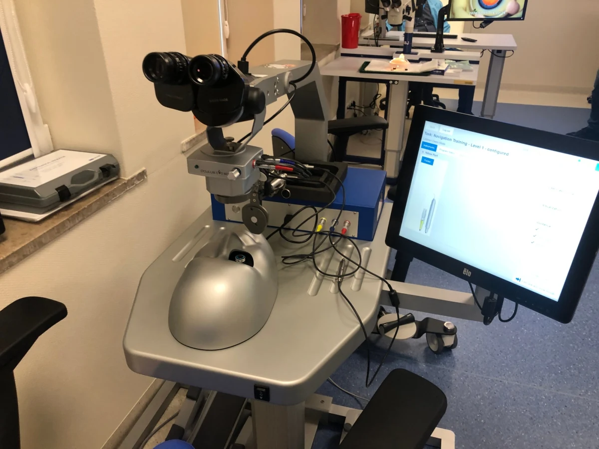 Pierwsza w Polsce Pracownia Symulacji Okulistycznej skoncentrowana na okulistyce dziecięcej działa od dzisiaj w Centrum Zdrowia Dziecka w Warszawie. Lekarze mogą przygotowywać się tam do badań i zabiegów.

