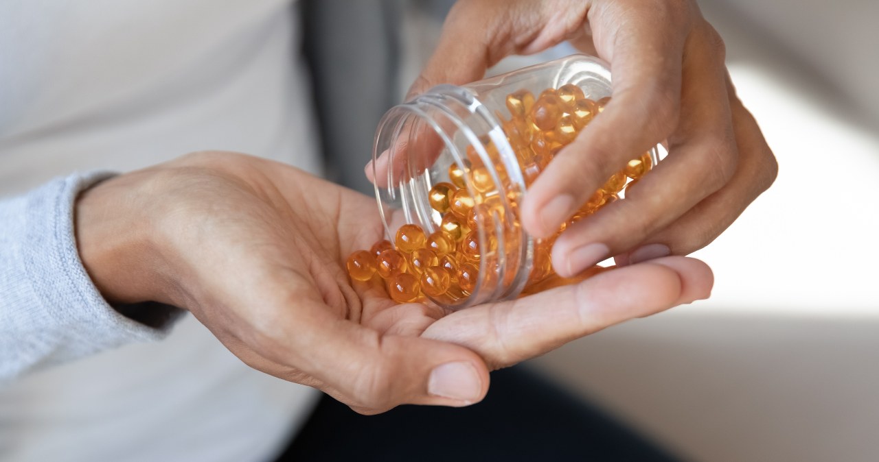 Zima nasila niedobory. Sprawdź, ile witaminy D prawidłowo przyjmować
