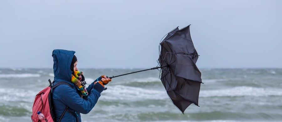 Prawie dla całej Polski wydano pogodowe alerty. Synoptycy prognozują silny wiatr. Najmocniej zawieje nad morzem, w porywach nawet do 110 km/h. SMS-y z ostrzeżeniami rozesłało Rządowe Centrum Bezpieczeństwa. 