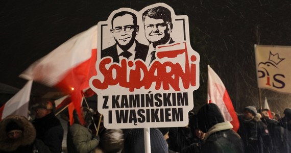 Prokuratura Okręgowa w Warszawie poinformowała, że w śledztwie ws. przekroczenia uprawnień przy zatrzymaniu w Pałacu Prezydenckim Kamińskiego i Wąsika oczekuje na przekazanie nagrań z monitoringu.