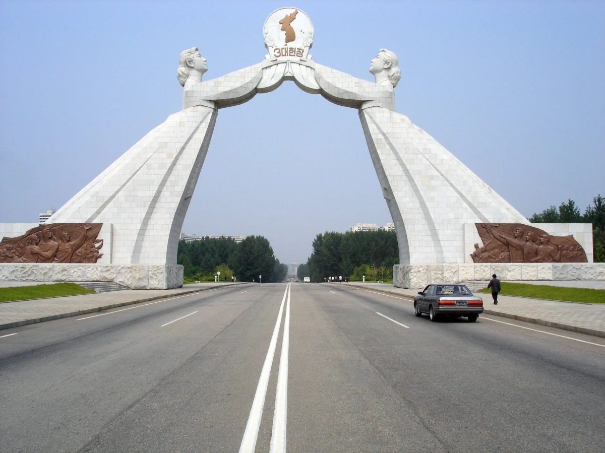 Symbolizujący nadzieję na zjednoczenie z Koreą Południową pomnik w stolicy Korei Północnej Pjongjangu został zburzony – informuje portal NK News na podstawie zdjęć satelitarnych. W ubiegłym tygodniu dyktator Kim Dzong Un ogłosił, że zjednoczenie nie jest już możliwe i nakazał demontaż "pozostałości minionej epoki".