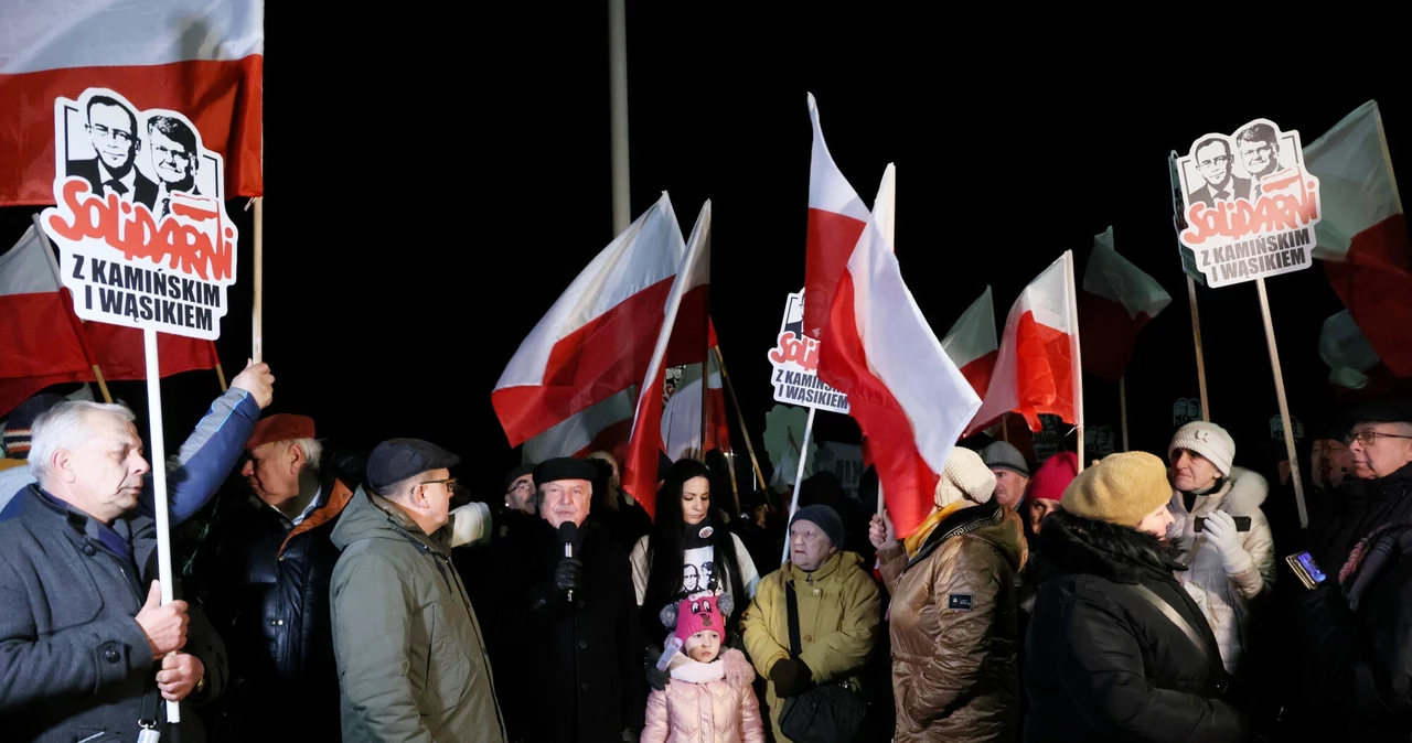 Protesty przed zakładami karnymi. Przebywają w nich politycy PiS