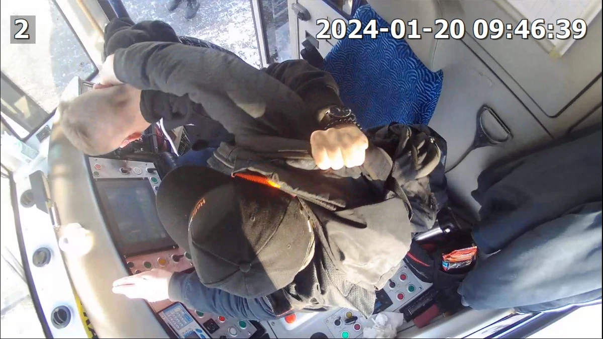 Dwie motornicze wrocławskiego MPK zostały w ostatnich dniach napadnięte i pobite podczas wykonywania pracy. Jeden z agresorów został zatrzymamy przez świadków zdarzenia. Drugi jest poszukiwany przez policję.