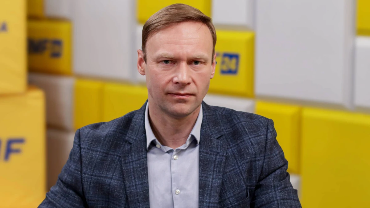 "Bartosz Arłukowicz jest sfrustrowanym politykiem. Nikim ani w Platformie, ani w państwie nie został" - to riposta Marcina Mastalerka na słowa, jakie padły dziś w Rozmowie o 7:00 w RMF FM i Radiu RMF. Arłukowicz powiedział, że „im więcej Marcina Mastelerka u boku Andrzeja Dudy, tym więcej błędów prezydenta”. W ten sposób nawiązał do decyzji o ułaskawieniu Mariusza Kamińskiego i Macieja Wąsika. "Dzięki prezydentowi Dudzie sprawiedliwość zwyciężyła nad częścią wymiaru sprawiedliwości" - stwierdził tymczasem szef gabinetu Dudy w Porannej rozmowie w RMF FM.