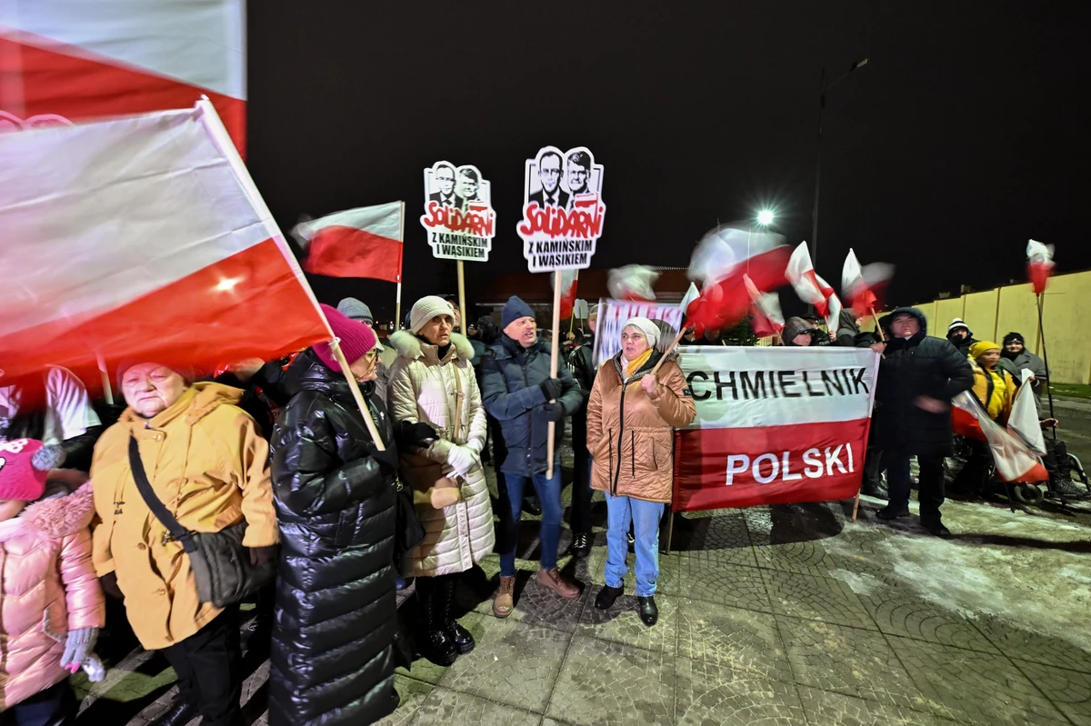 Tłumy ludzi zebrały się przed Aresztem Śledczym w Radomiu i Zakładem Karnym w Przytułach Starych, gdzie przebywają Mariusz Kamiński i Maciej Wąsik. Demonstranci deklarują, że będą tam czekać do momentu uwolnienia polityków PiS. 