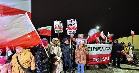 Tłumy ludzi zebrały się przed Aresztem Śledczym w Radomiu i Zakładem Karnym w Przytułach Starych, gdzie przebywają Mariusz Kamiński i Maciej Wąsik. Demonstranci deklarują, że będą tam czekać do momentu uwolnienia polityków PiS. 