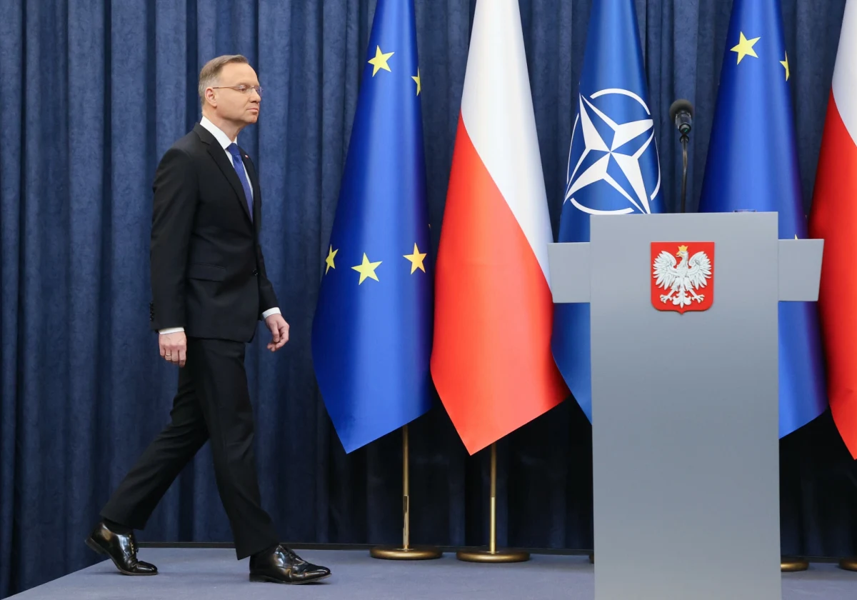 Ekspert Helsińskiej Fundacji Praw Człowieka dr Marcin Szwed uważa, że zastosowanie przez prezydenta RP prawa łaski wobec Mariusza Kamińskiego i Macieja Wąsika nie oznacza przywrócenia ich mandatów poselskich. "Do ich wygaśnięcia doszło w chwili skazania i prezydent nie może tego cofnąć" - podkreślił.