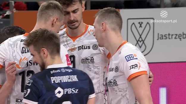 Fragmenty meczu Jastrzębski Węgiel – Exact Systems Hemarpol Częstochowa 3:0 (25:20, 27:25, 25:19) - siatkówka, PlusLiga 2024, 18. kolejka. Rafał Szymura zaskoczył rywali zagrywką w ostatniej akcji drugiego seta.

