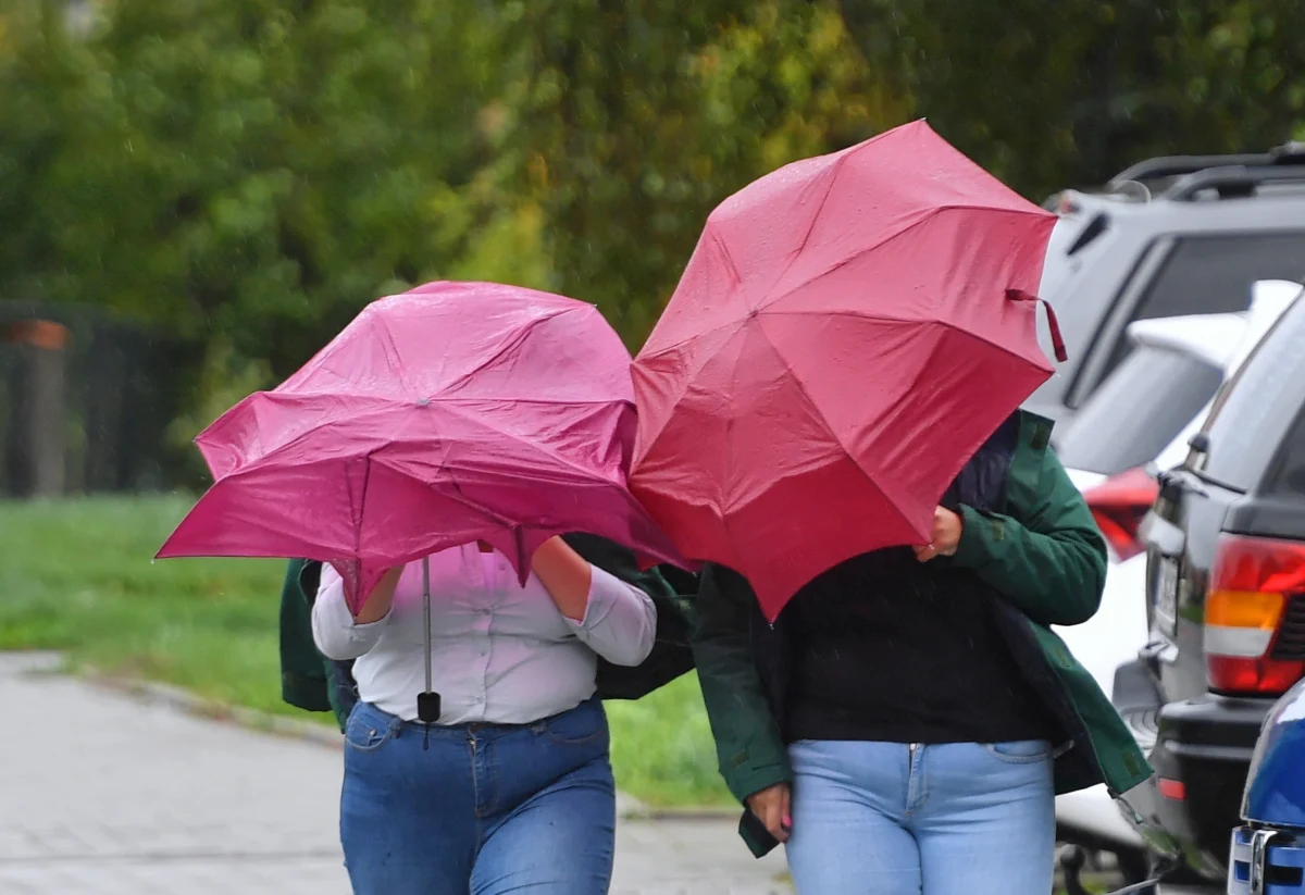 Dziś niemal w całej Polsce momentami może powiać silny wiatr. Nad morzem w porywach może osiągać prędkość do 110 km/h. To będzie bardzo ciepły dzień w centrum kraju, a także na Dolnym Śląsku, gdzie temperatura wzrośnie do 12 stopni Celsjusza. 