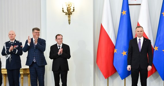 O godzinie 15:00 prezydent Duda spotka się z Mariuszem Kamińskim i Maciejem Wąsikiem, którzy wczoraj wieczorem opuścili zakłady karne w Radomiu i Przytułach Starych. Było to możliwe dzięki ułaskawieniu. Chwilę po wyjściu na wolność Kamiński powiedział: „Panie Tusk, panie Hołownia, niedługo się zobaczymy”. To sugeruje, że politycy PiS będą chcieli pojawić się na jutrzejszym posiedzeniu Sejmu i zająć swoje miejsca na sali obrad. Według marszałka Hołowni Kamiński i Wąsik nie są już posłami. Po uprawomocnieniu się wyroku skazującego ich na 2 lata więzienia, utracili swoje mandaty.